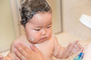 シャワーを浴びる赤ちゃん