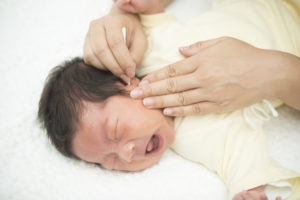 耳掃除をする赤ちゃん